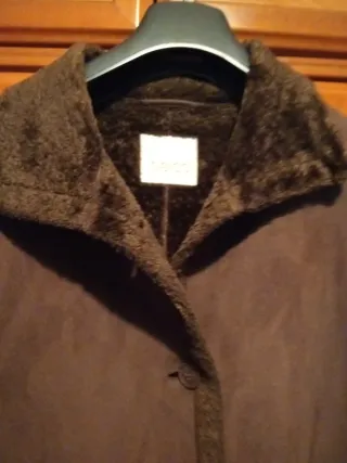 Chaquetón marrón con cuello de pelo