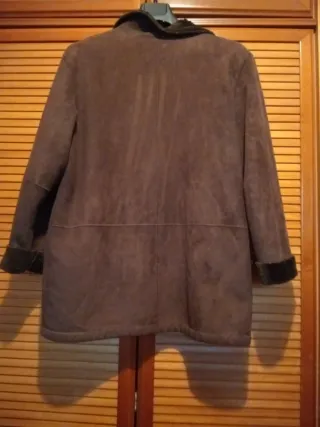 Chaquetón marrón con cuello de pelo