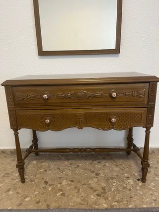 Cómoda de madera tallada