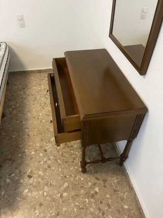 Cómoda de madera tallada