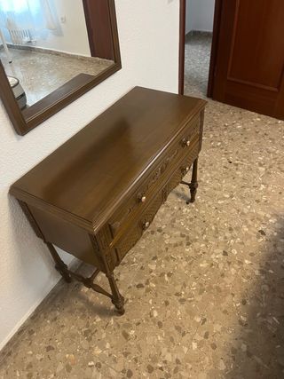 Cómoda de madera tallada