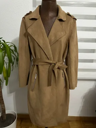 Abrigo largo beige con cinturón