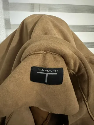 Abrigo largo beige con cinturón