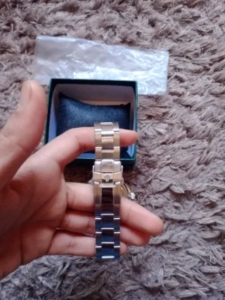 Reloj plateado y Verde