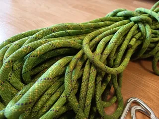 Equipo de escalada como nuevo y a estrenar