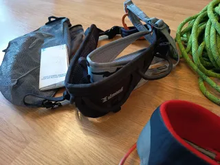 Equipo de escalada como nuevo y a estrenar