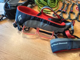 Equipo de escalada como nuevo y a estrenar