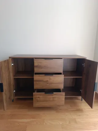 Aparador de madera con cajones y puertas