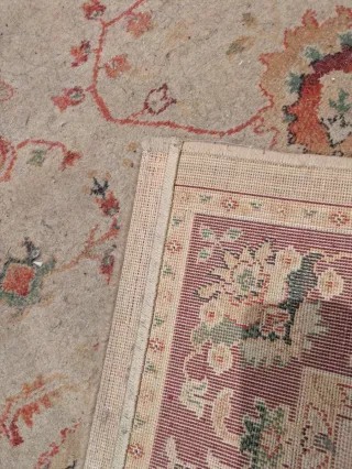 Alfombra de tela beige y roja