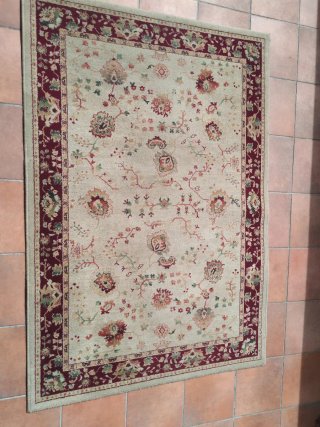 Alfombra de tela beige y roja