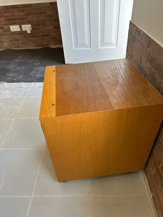 Mesita auxiliar de madera con ruedas