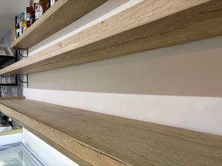 Estanterías de madera y una tira led