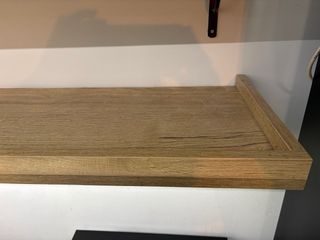 Estanterías de madera y una tira led