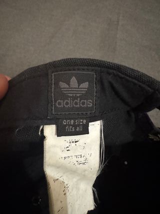 Gorra Adidas Originals Negra y Dorada