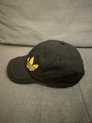 Gorra Adidas Originals Negra y Dorada
