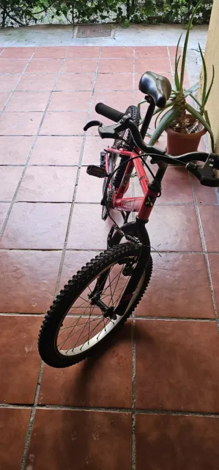 Bicicleta B-twin Roja