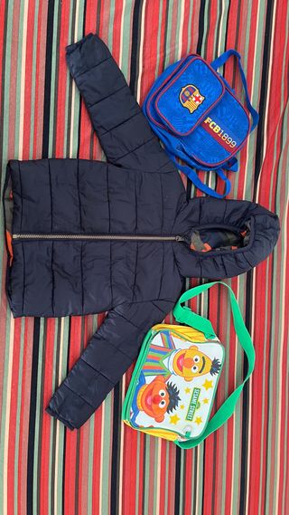 Chaqueta azul y 2 mochilas infantiles