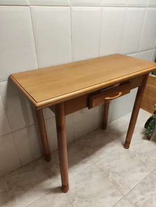 Mesa de madera con cajón