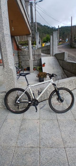 Bicicleta de montaña blanca