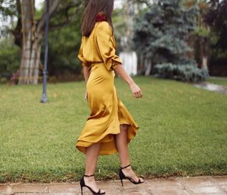 Conjunto falda y top amarillo satinado Barey