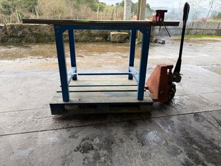 Mesa de trabajo robusta con tornillo de banco