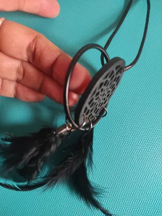 Collar con diseño de atrapasueños y plumas