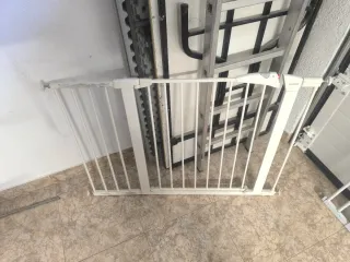 3 Vallas  de seguridad de escaleras para niños.