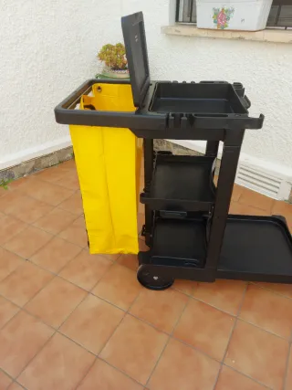 Carro de limpieza marca Rubbermaid