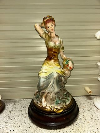 Figura cerámica mujer base madera