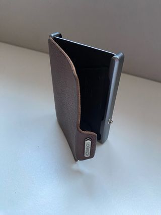 Tarjetero Mondraghi marrón.