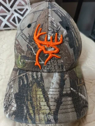 Cappellino mimetico con logo arancione