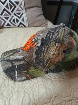 Cappellino mimetico con logo arancione