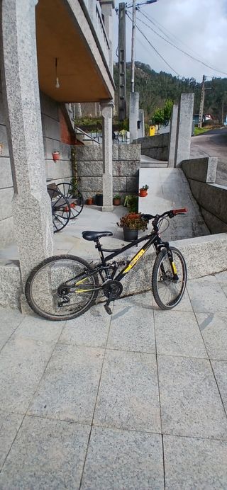 Bicicleta de montaña negra y amarilla