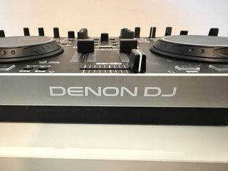 Mesa Denon DJ MC2000 con mochila, soporte y cables