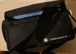 Mesa Denon DJ MC2000 con mochila, soporte y cables