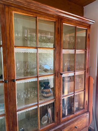 Aparador madera maciza puertas cristal