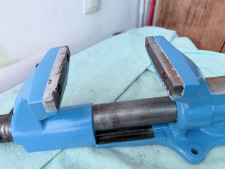 Tornillo de banco azul