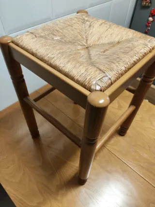 Taburete de madera con cojín estampado