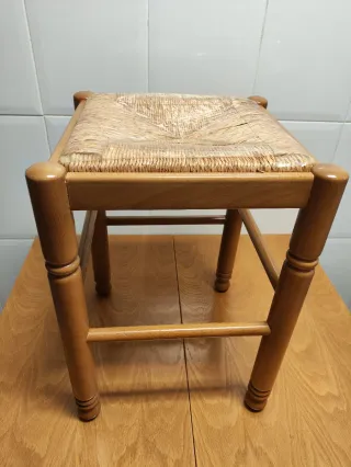 Taburete de madera con cojín estampado