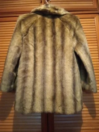 Chaquetón sintético beige y marrón