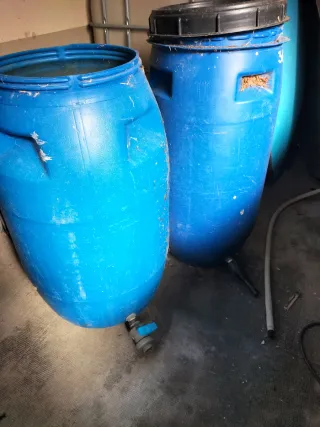 Bidones de agua azules