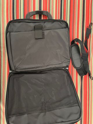 Maletín negro con correa
