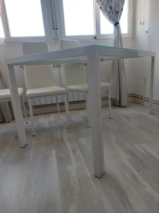 Mesa comedor cristal (con 6 sillas). 100€ todo.
