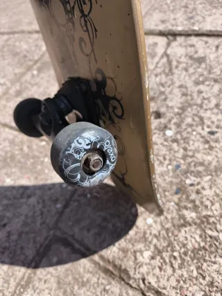 Skate Oxelo con diseño dorado