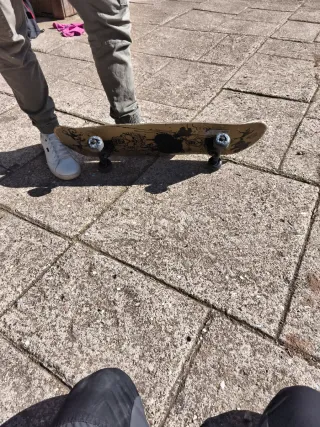 Skate Oxelo con diseño dorado