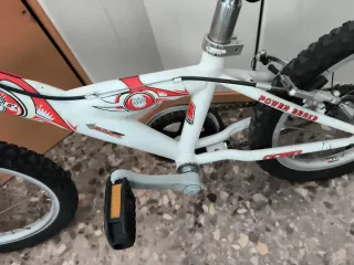 Bicicleta infantil roja y blanca