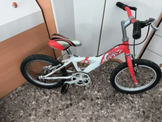 Bicicleta infantil roja y blanca