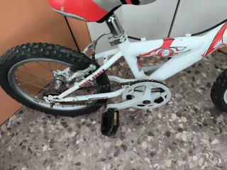 Bicicleta infantil roja y blanca