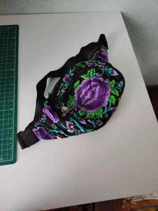 Riñonera bordada flores moradas