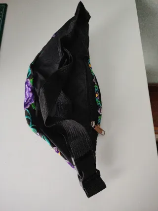 Riñonera bordada flores moradas